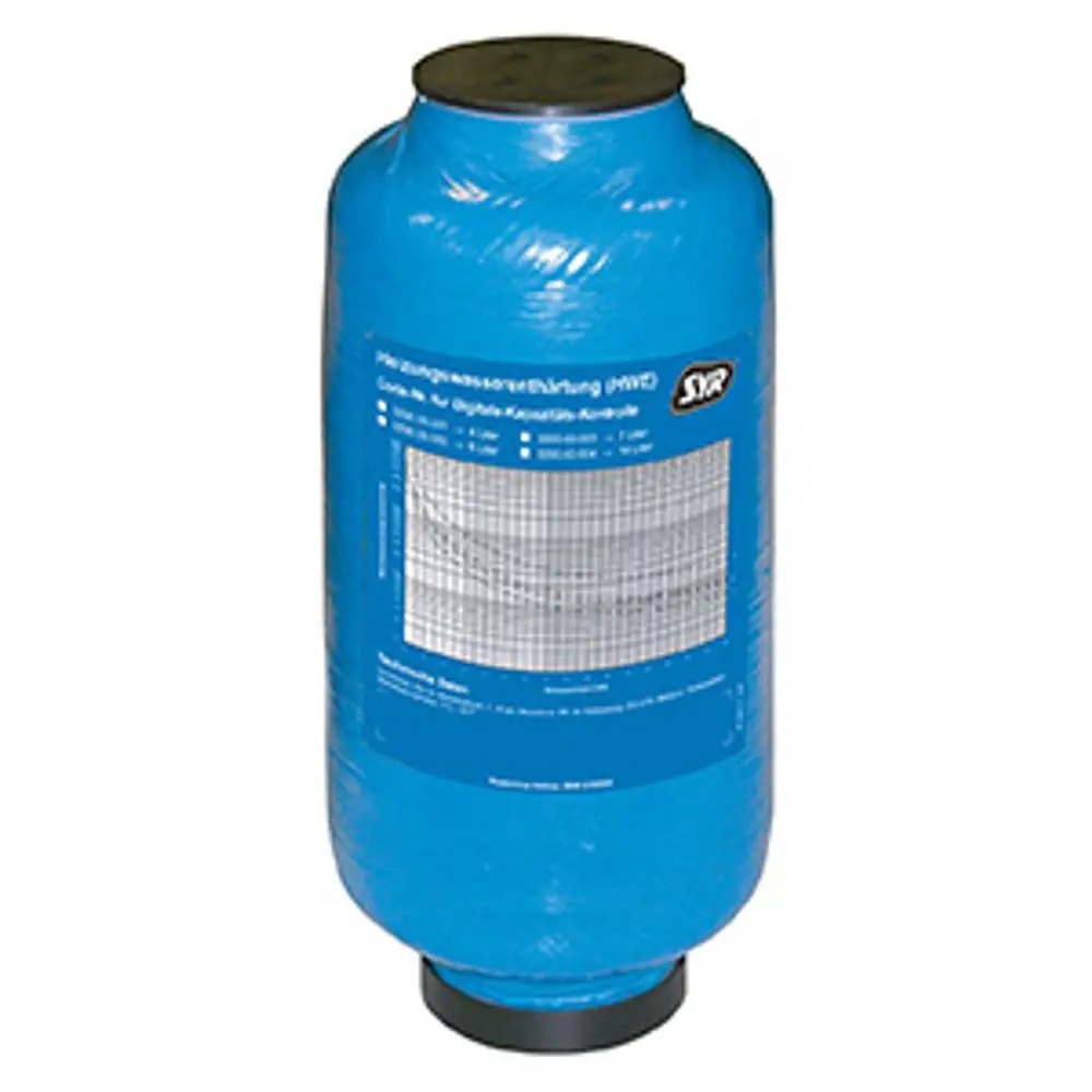 Blau beschichtete Kartusche von Vaillant zur Wasserenthärtung, mit Bedienhinweisen und technischen Daten auf der Vorderseite, steht auf einem schwarzen Standfuß.
